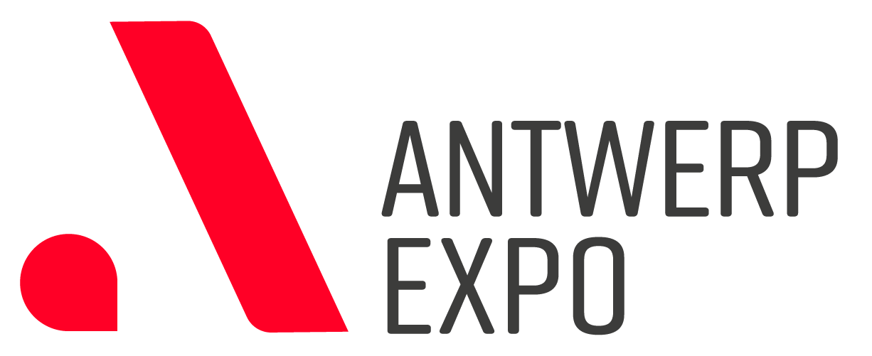 Bezoekers tijdens een beurs in de ruime hallen van Antwerp Expo